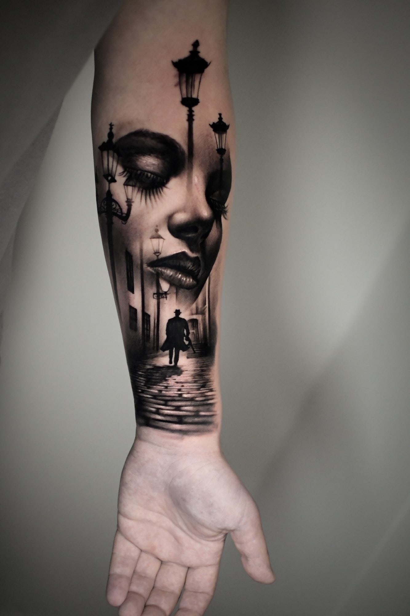 Surrealismus Tattoo aus dem Dado Artist Collective Arbon